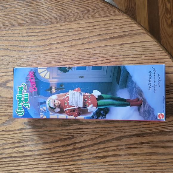 Mattel Special Edition Caroling Fun Barbie - Picture 4 of 4